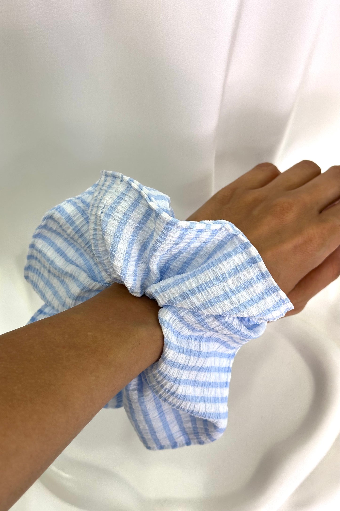 Oversized Ριγέ Scrunchie – Γαλάζιο / Λευκό