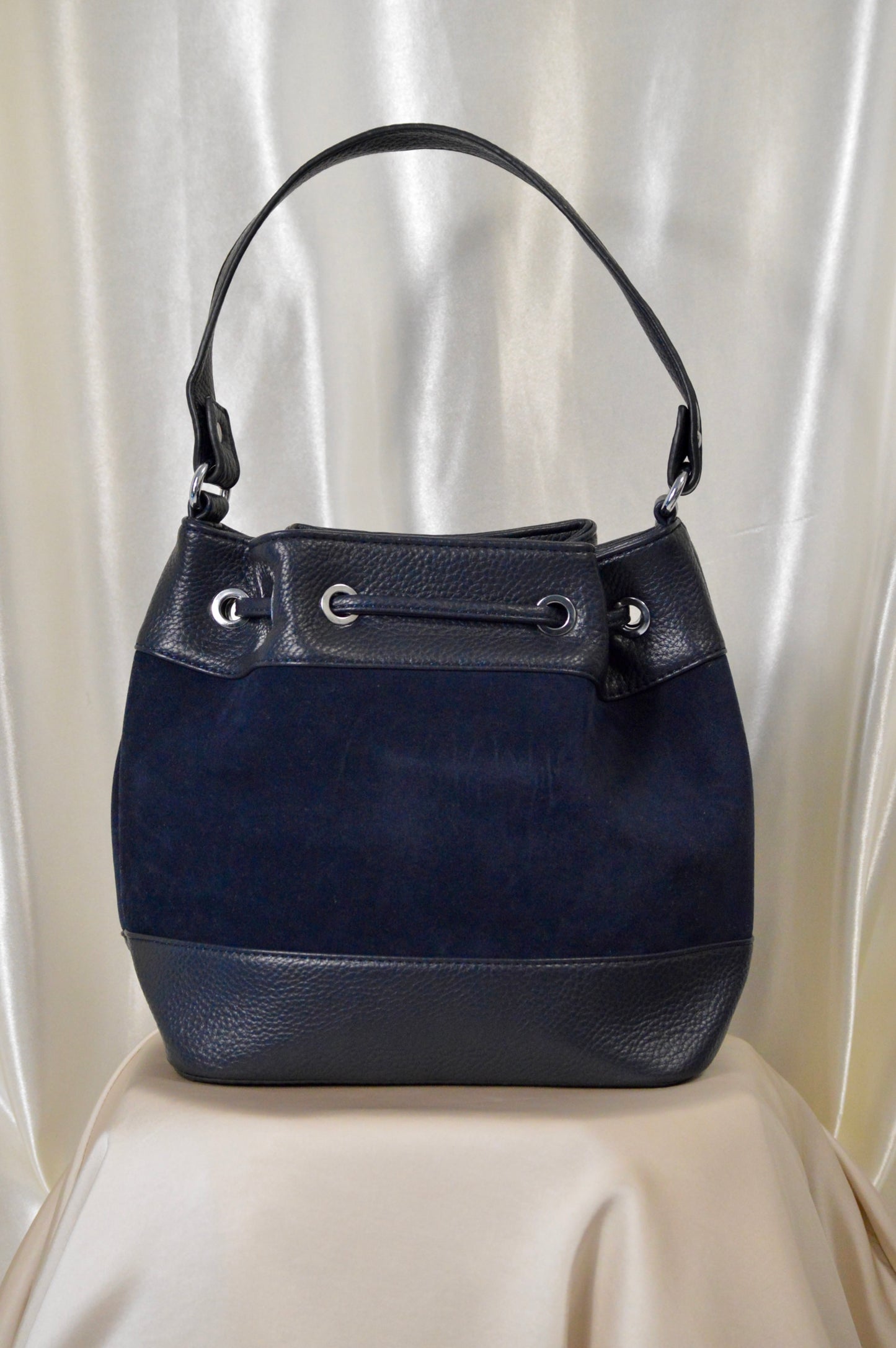 Bucket suede in navy