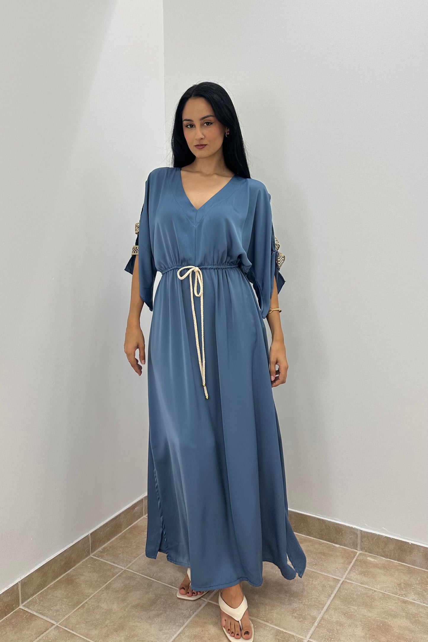Μακρύ Σατέν Φόρεμα σε Μπλε Απόχρωση με Χρυσό Κορδόνι στη Μέση | Plus Size